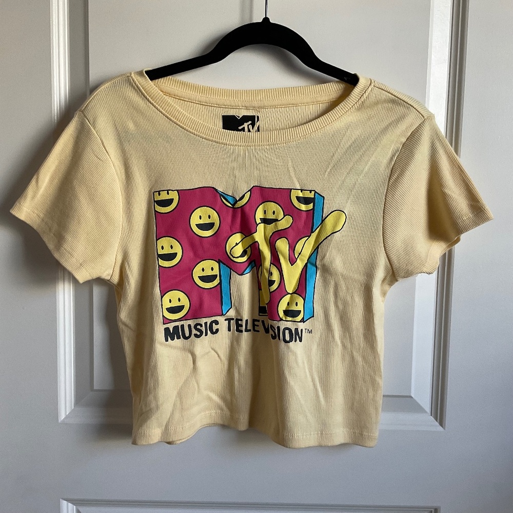 MTV‎ Smiley Face Graphic Yellow Cropped Ribbed Tee - Size Large